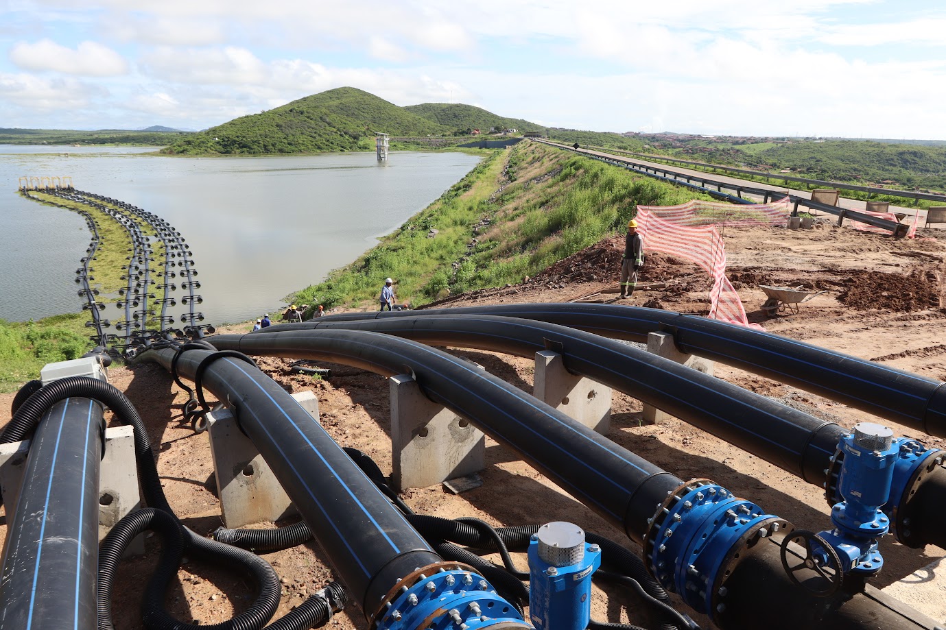 Governador Elmano de Freitas visita obra do primeiro sistema adutor do Projeto Malha D’Água
